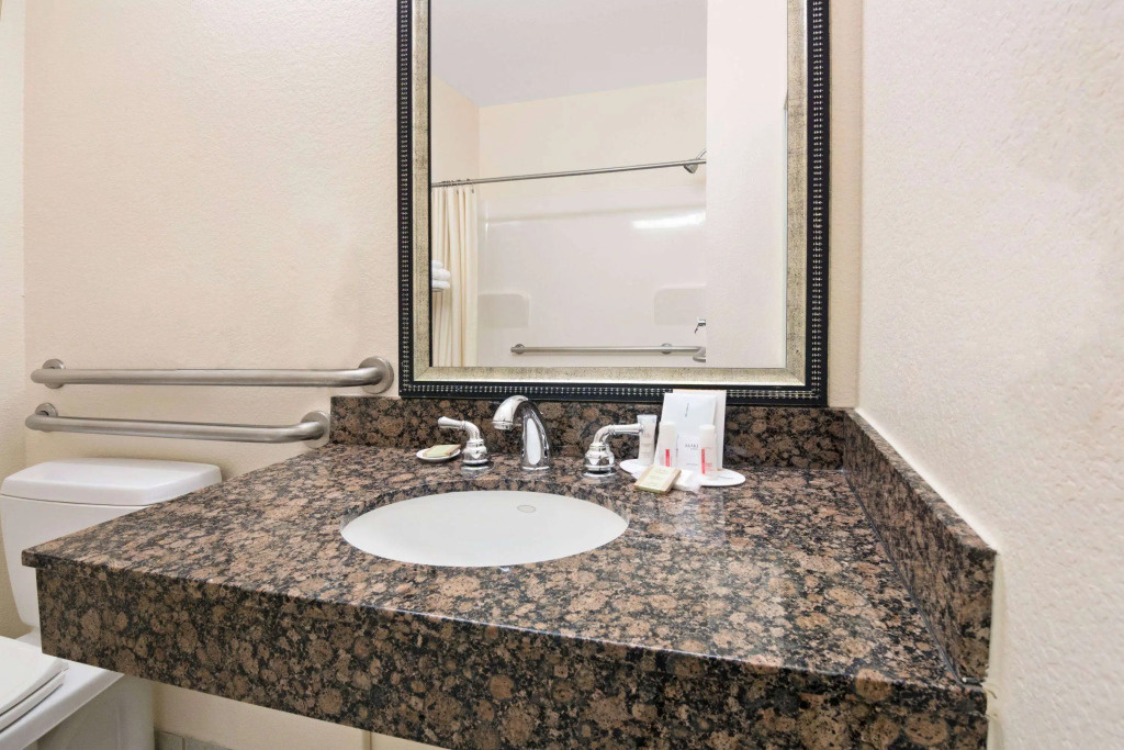 Super 8 by Wyndham Austin/Airport South