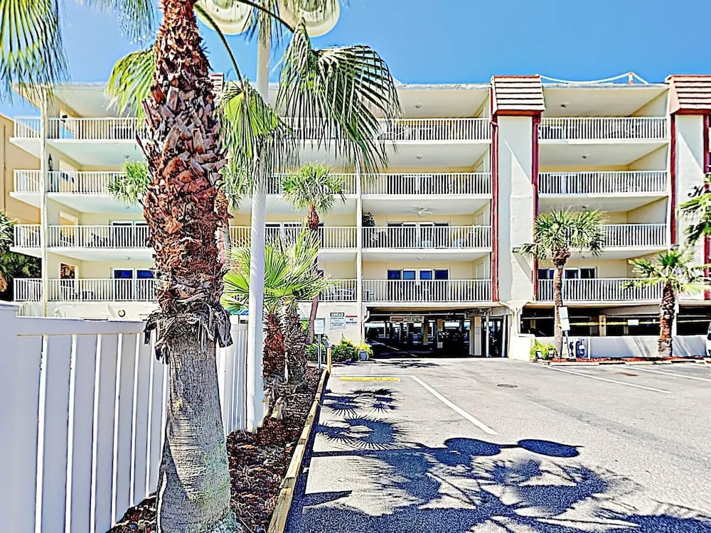 New Listing! Walkable Beachside W/ Pool 3 Bedroom Condo