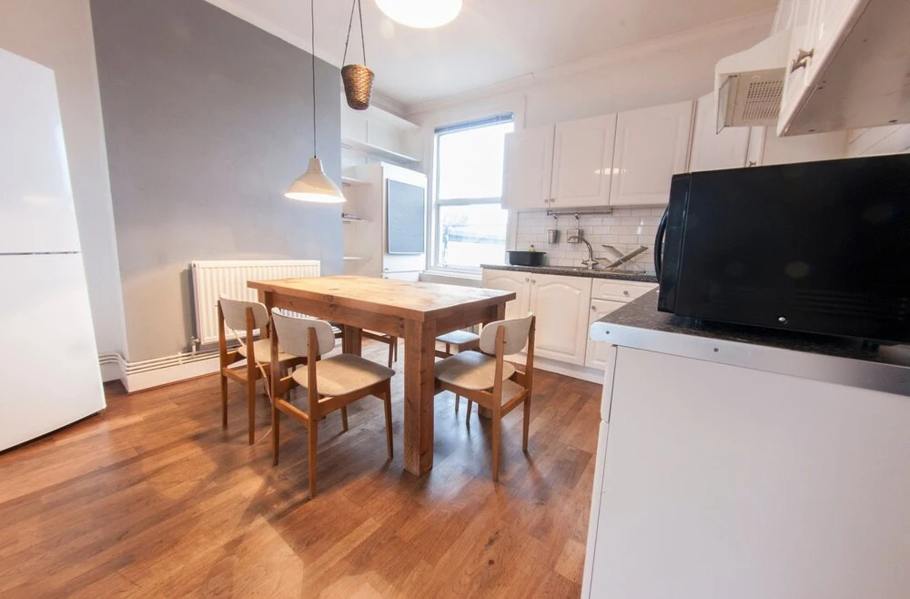 Spacious 2 Bedroom Flat in Queens Park - Sleeps 6