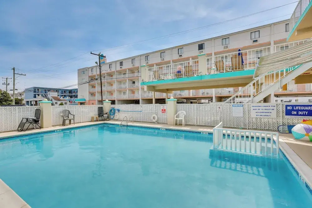 Wildwood Condo w/ Community Pool: Walk to Beach!