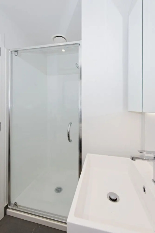 Stylish Modern Studio, Queens Resid, Gym & Pool