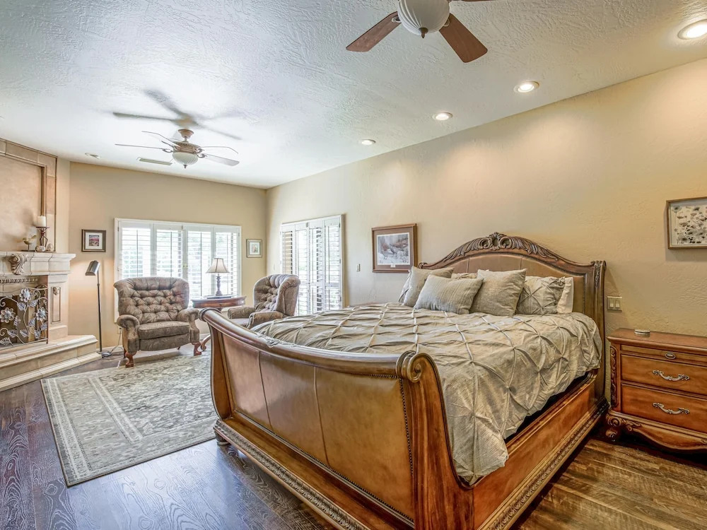 New Listing! Expansive W/ Pool & Spa 5 Bedroom Home