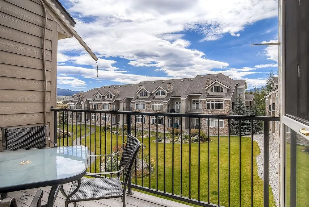 Bay Club Town Homes by CRMR