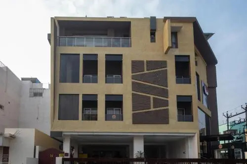 Capital O 23040 Royal Indus