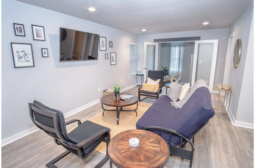 Stylish 4 Br/2ba Renovated Home Near Downtown