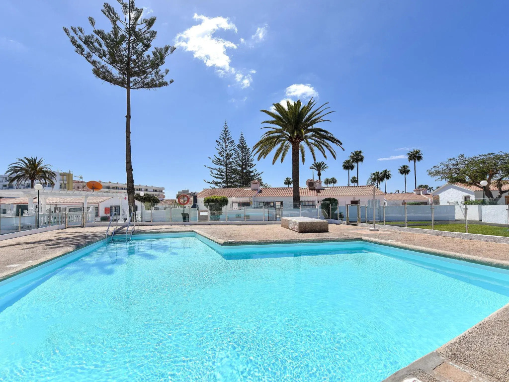 Central Bungalow With Pool