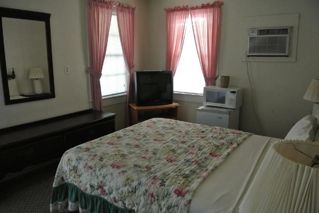RoseWood Inn