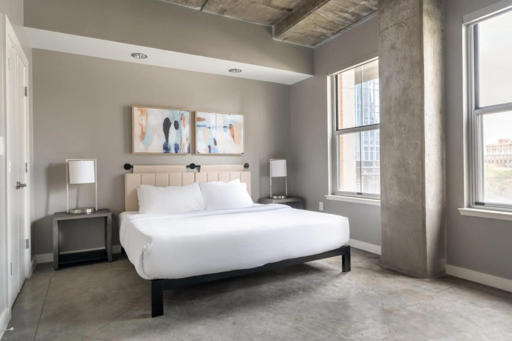 Austin Awesome 2BD 2BA Downtown Apartment