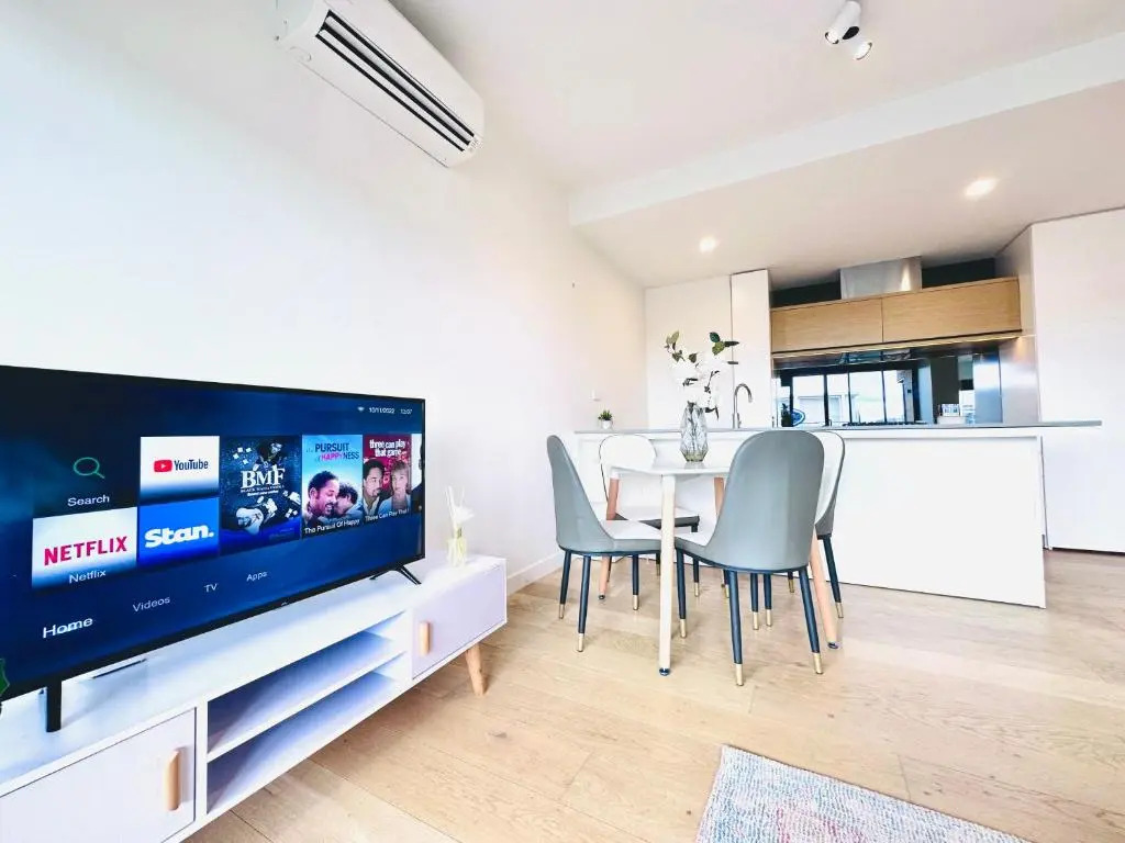 Spacious 1BR Richmond +Balcony +Shopping +Wifi