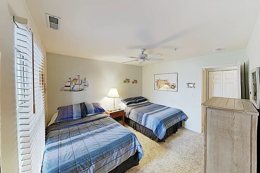 New Listing! Sanibel Village W/ 3 Pools 2 Bedroom Condo