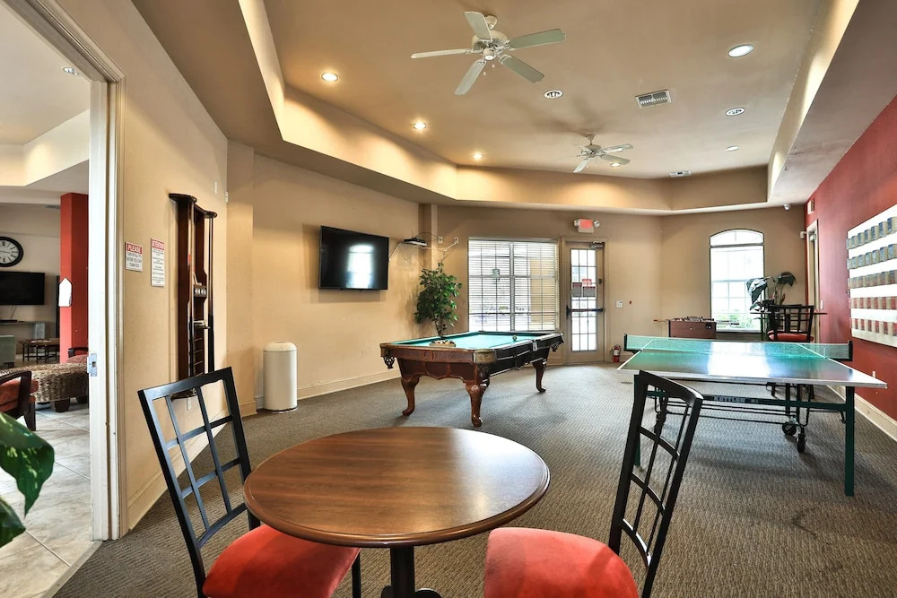 Snowbird-friendly Condo Near Walt Disney World Resort W/pool, Wifi, AC, and W/D