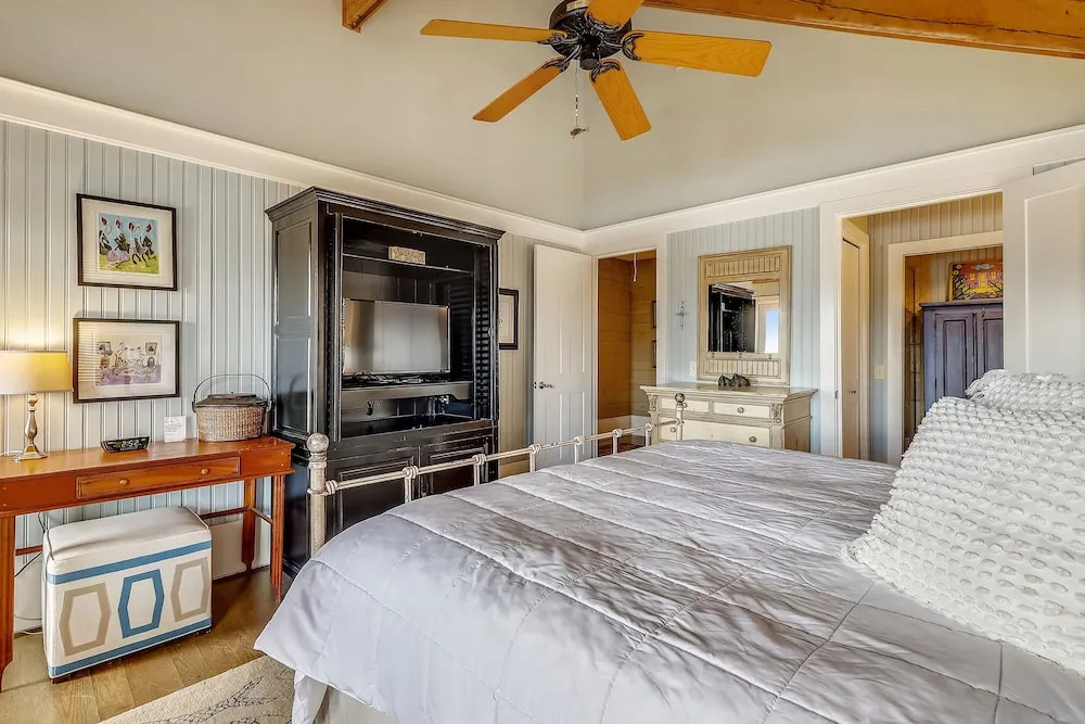Sugar Shack 4 Bedroom Home by RedAwning