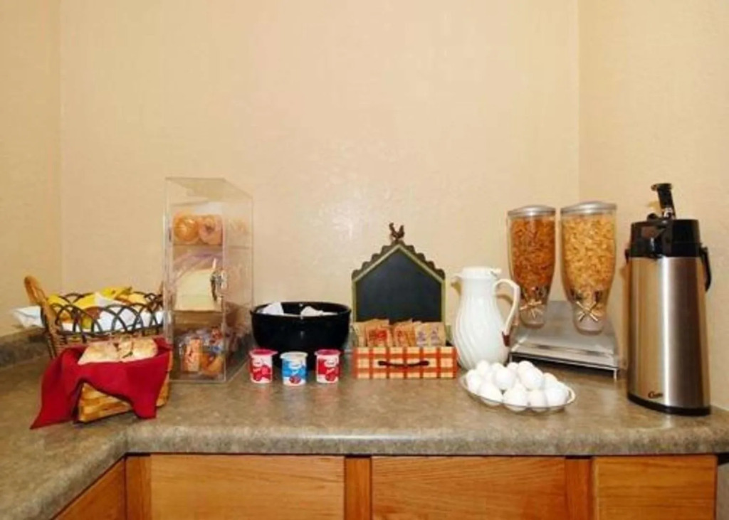 Econo Lodge Inn & Suites Waterloo Downtown