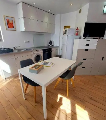 Les Belles Terrasses Dieppe ,3 appartements , LE VEGETAL de 1 à 8 personnes , LE TROPICAL de 1 à 6 personnes , LE FLORAL avec TERRASSE de 1 à 3 personnes , quartier calme au stationnement gratuit à coté de lavenue verte