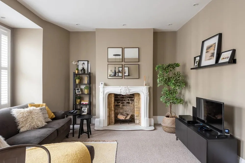 Beautifully Modern 2 Bedroom Flat For 4 Guests