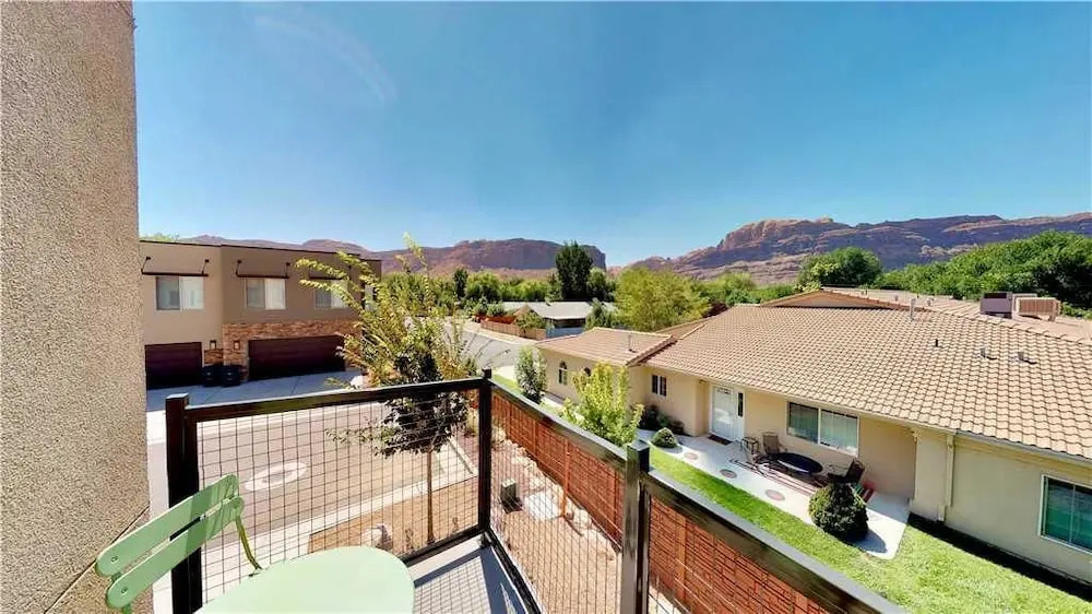 Entrada 672 - 4 Br townhouse by RedAwning