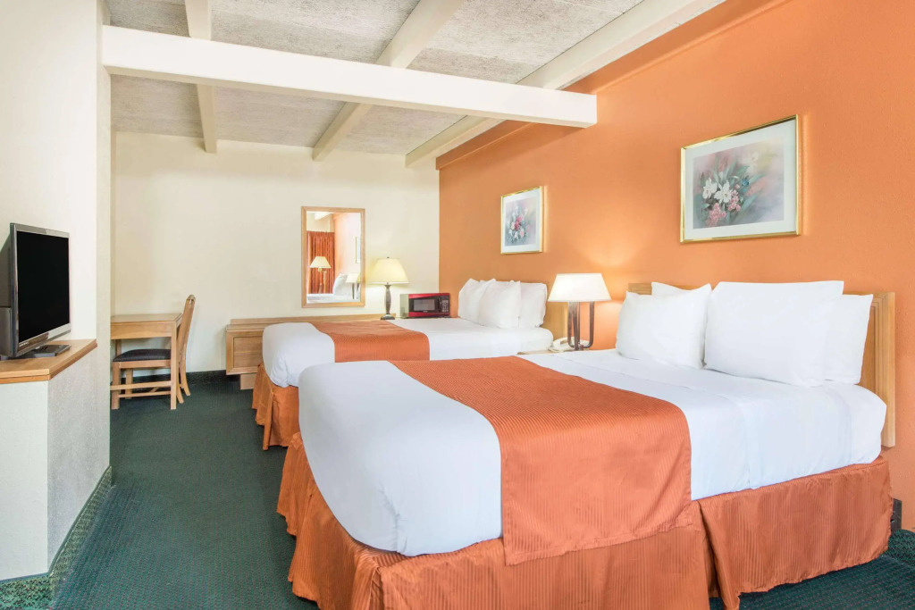 Days Inn by Wyndham St. Louis North