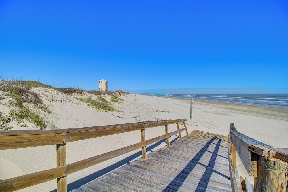 Walk to Beach! Pet-friendly Mustang Island Retreat