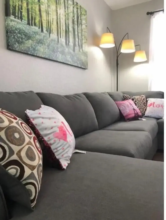 Tideview 44 · Walk TO Convention! Modern. Universal& Disney