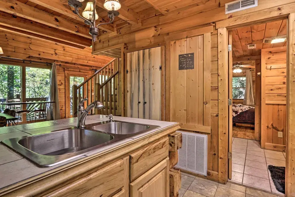 Secluded Cabin w/ Hot Tub, 3 Mi to Pigeon Forge!