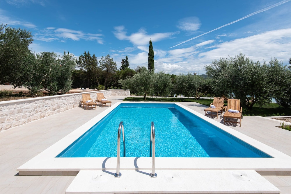 Villa Loviste Paradise
