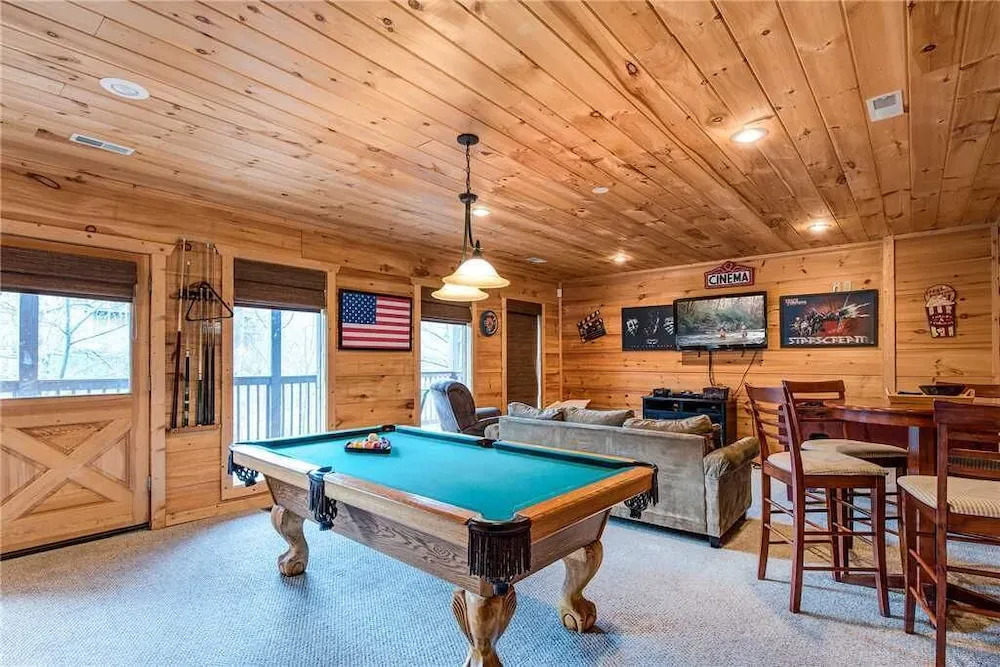 Bear Pause 4 Bedroom Home with Hot Tub
