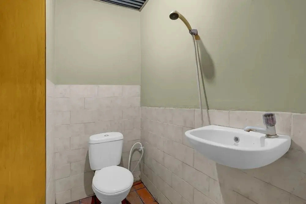 OYO 298 Gemilang Guesthouse Near Siloam Hospitals Kelapa Dua