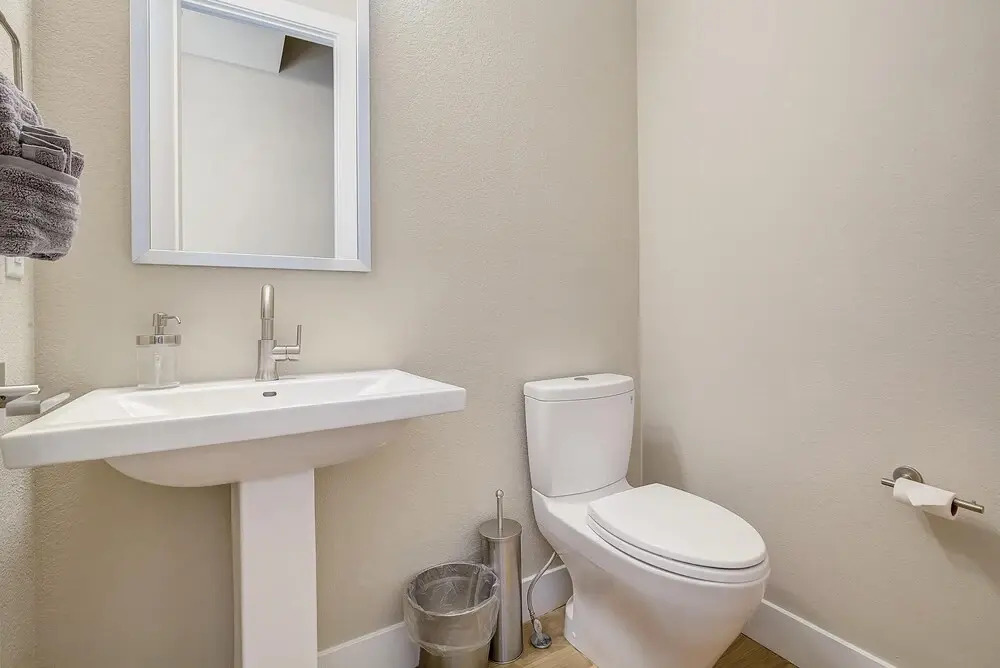 New Stunning Modern Gem in Unbeatable Location