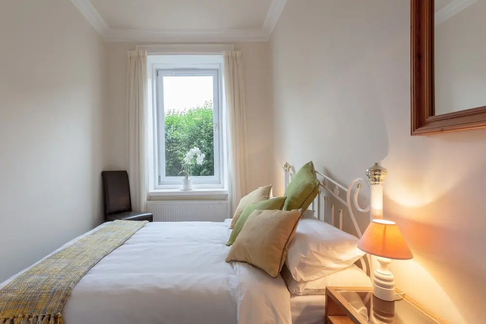1 Bedroom Traditional Leith Flat