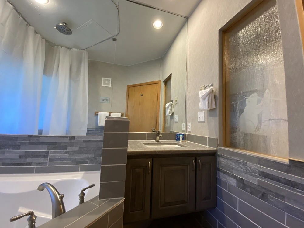 River Bank Lodge 2915