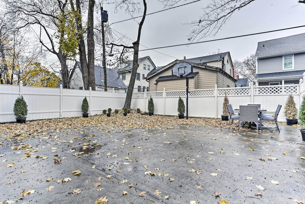 Pet-friendly Newark Townhome Near Airport!