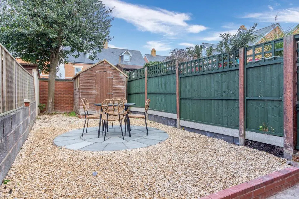 2 Bedroom House- Hereford City Centre with Parking