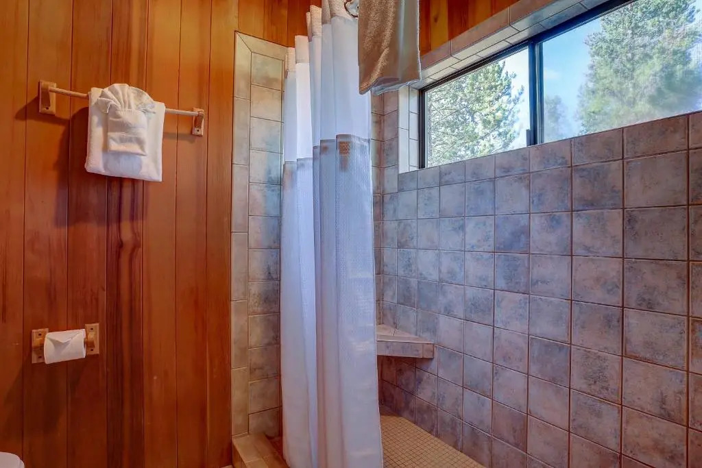 22 Rogue-AC-Hot Tub-4BR/3.5BA