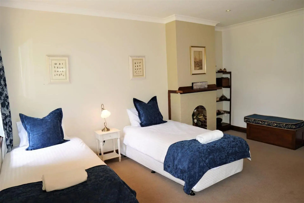 Robin Hill Manor - rambling retreat & tennis court
