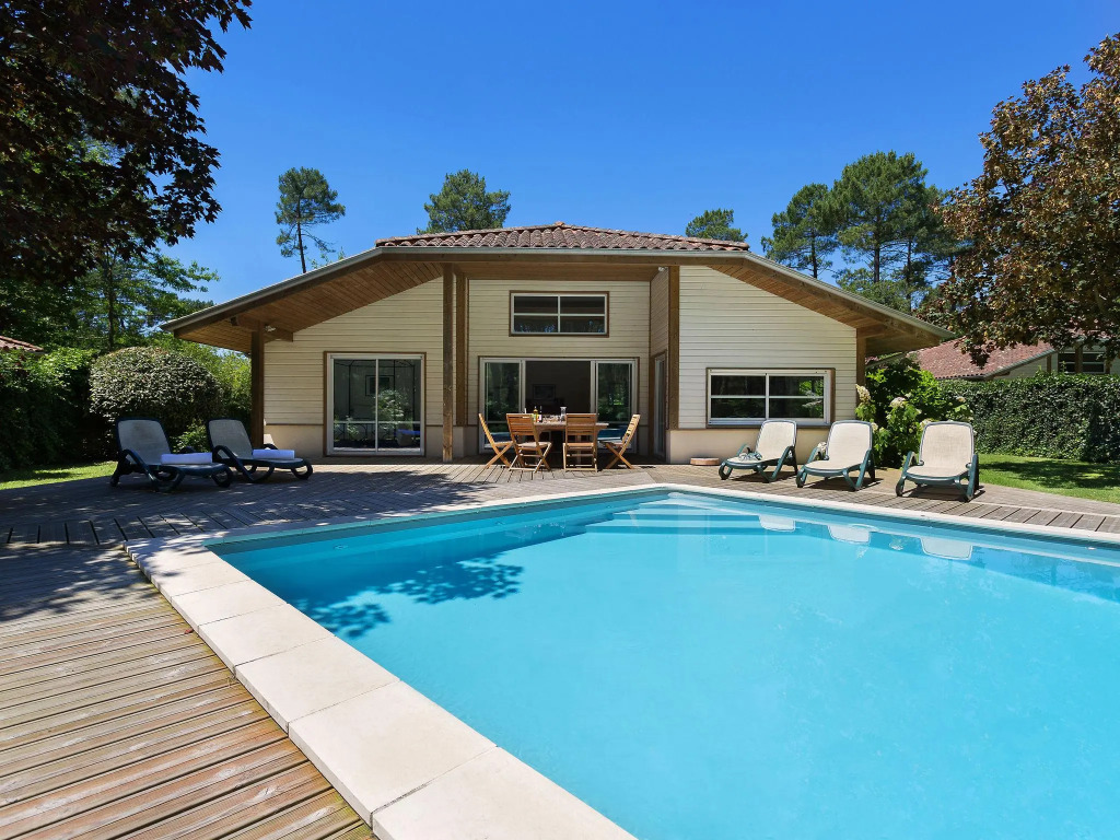 Luxury villa with a large garden near Etang de Laprade