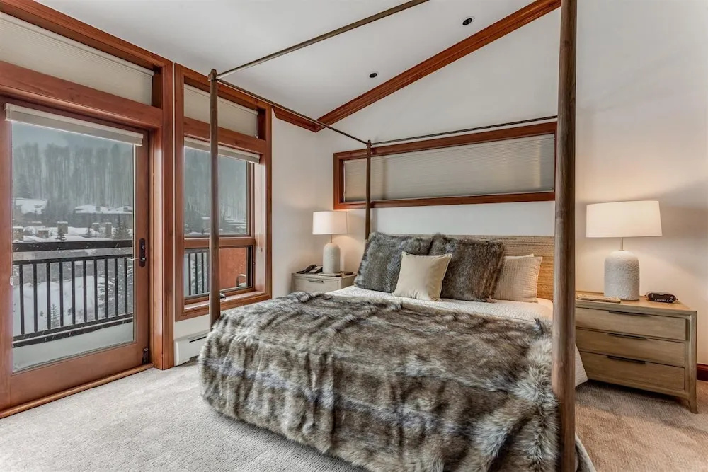 Exclusive 4 Bedroom Ski In, Ski Out Vacation Rental With Hot Tubs And Heated Outdoor Pool In Lionshead Village