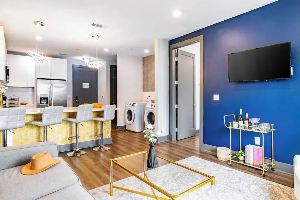 Downtown Nashville 2BR Condo Balcony & Parking Near Broadway