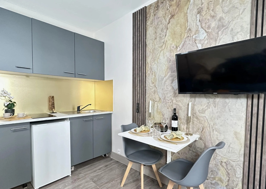 1601B - Studio near Champs Elysées