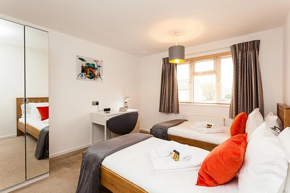 Gatwick Place- 4 bed 2 Bath Self Contained House Ideal for Keyworkers