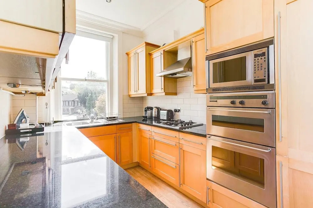 Beautiful 2BR Home in Wimbledon Village W/parking