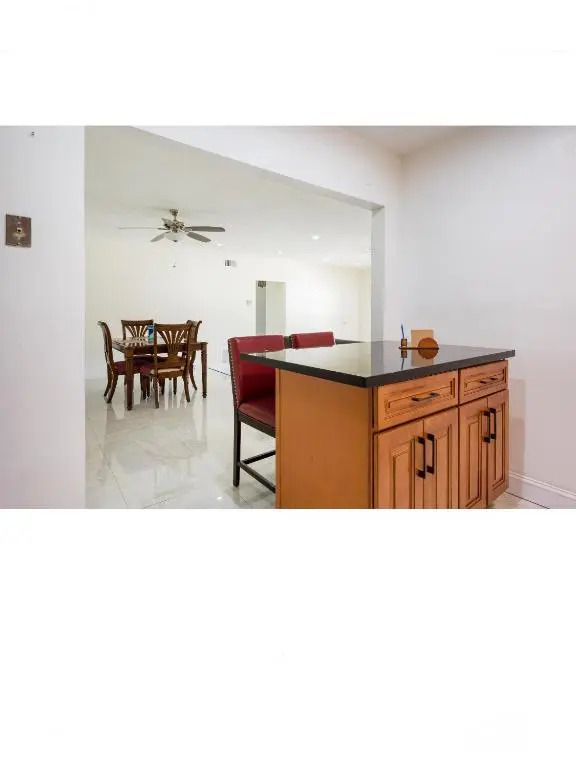 Spacious 4 bdr 2 bath home 10min to the beach Aventura mall