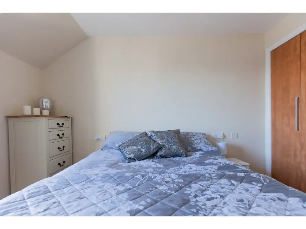 Park & Play! Superb Flat W/parking Near Shore