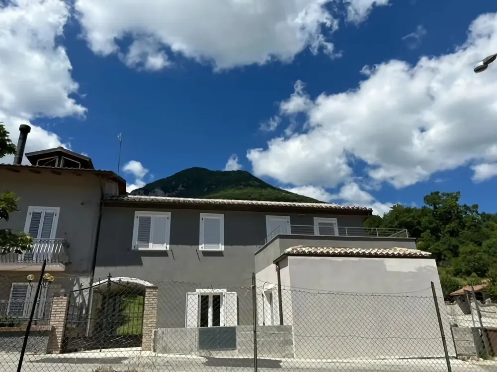 Apartment in Esanatoglia Near Apennines Trails