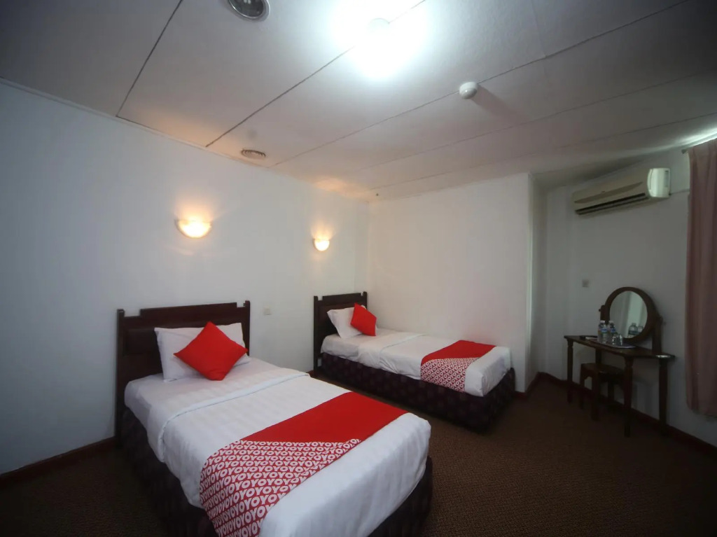 OYO 699 Plaza Hotel