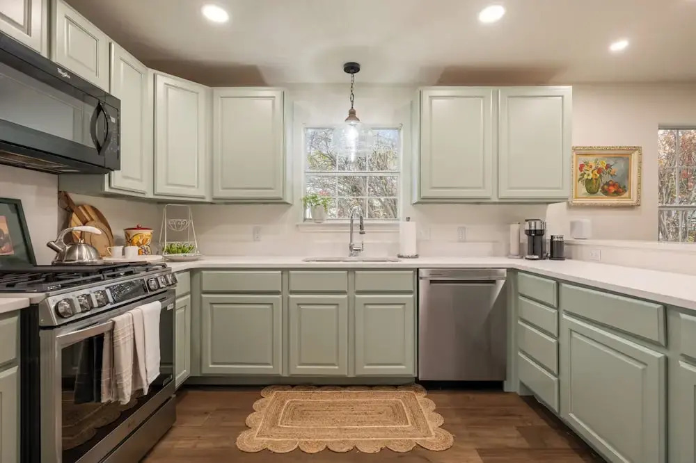 < 1 Mi to Georgetown Square: Pet-friendly Getaway!