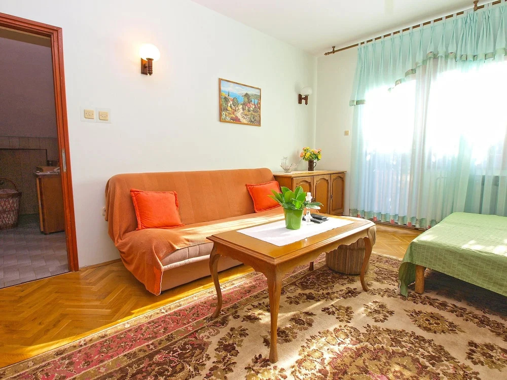 Apartment 933