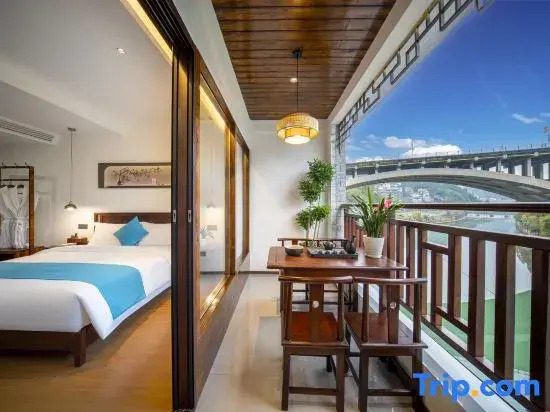 Fenghuang Yijia Yishu · High-End Riverside Villa (Fenghuang Ancient City Store)