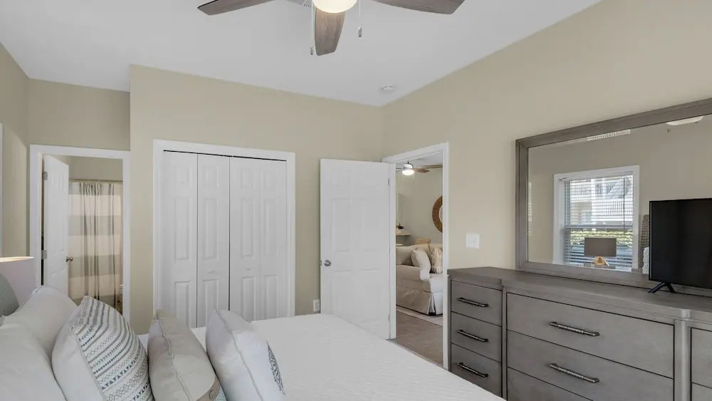 1st Floor, Walkable to Dining, Shopping, Beach - Sleeps 6