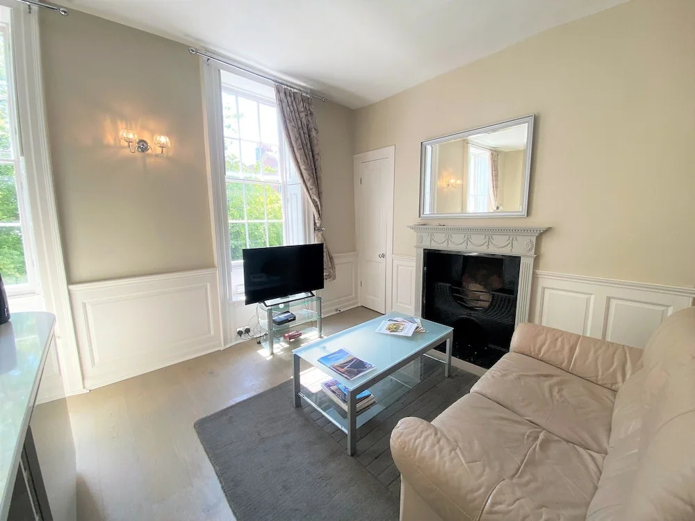 Elegant Georgian Apartment Near Clifton Village