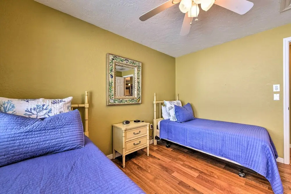 Bright Coastal Condo: Walk to Lido Key Beach!